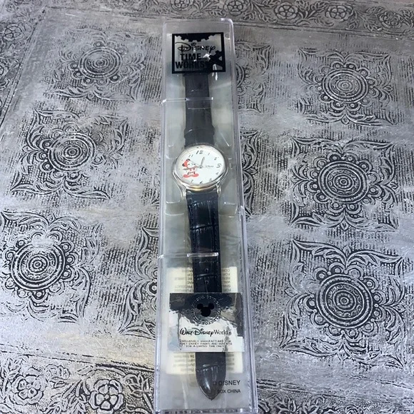 NIP Disney Christmas Santa Mickey Watch in Package il_fullxfull.4176401814_dwxp.jpg main image 4